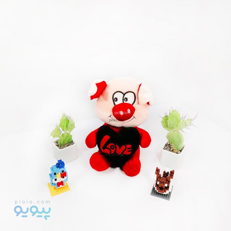 عروسک خوک قلب به دست