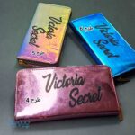 کیف پول زنانه تک زیپ هولوگرامی طرح victoria secret