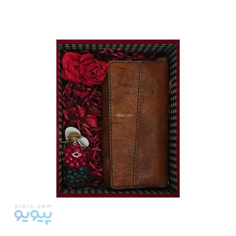 کیف پول چرم طبیعی  دارای شیشه شکلات دارای ذو شاخه گل رز کاغذی کف جعبه پوشیده شده با پوشال قرمز،پیویو