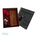 کیف پول چرم طبیعی  دارای شیشه شکلات دارای ذو شاخه گل رز کاغذی کف جعبه پوشیده شده با پوشال قرمز
